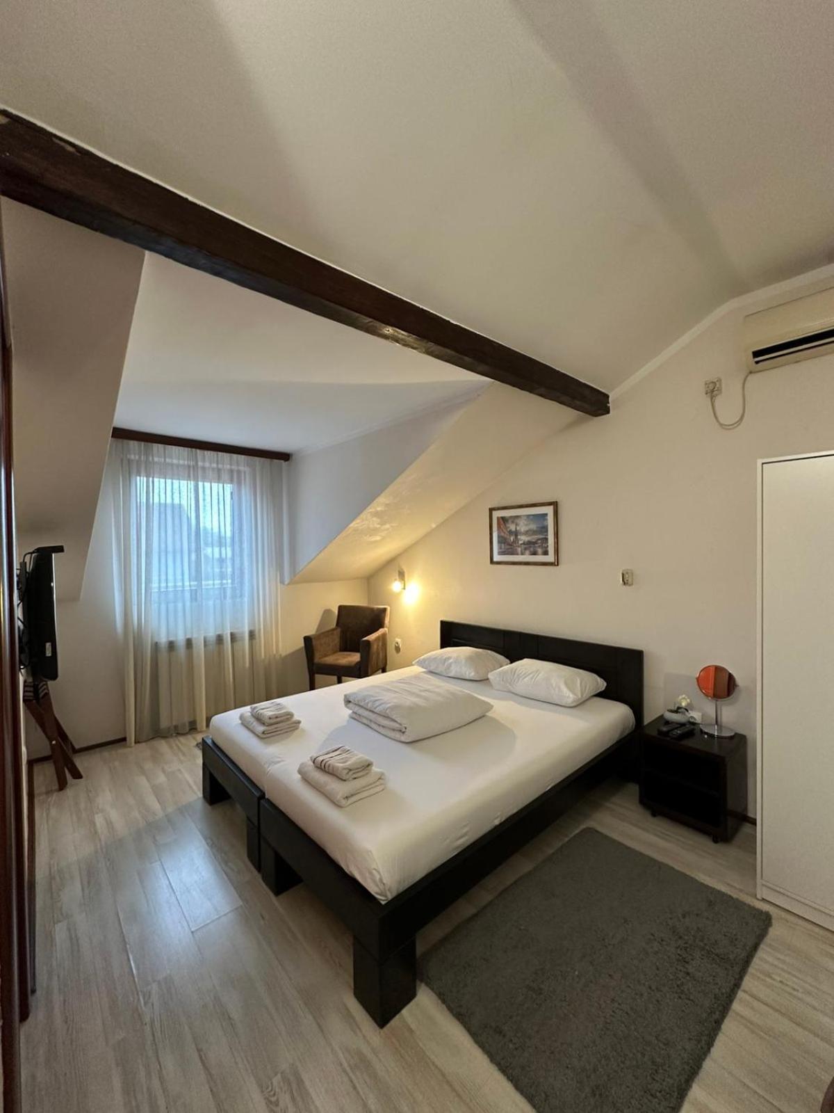 Apartments & Accommodation Stojic Novi Sad Room photo